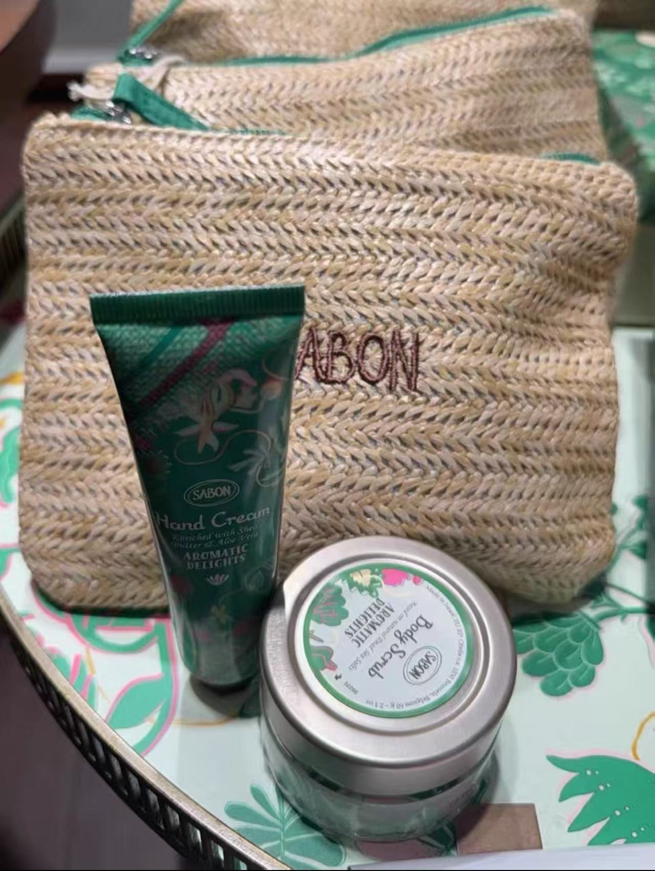 SABON春季限定含一瓶磨砂膏 60g一支护手霜30g 一个编织化妆包